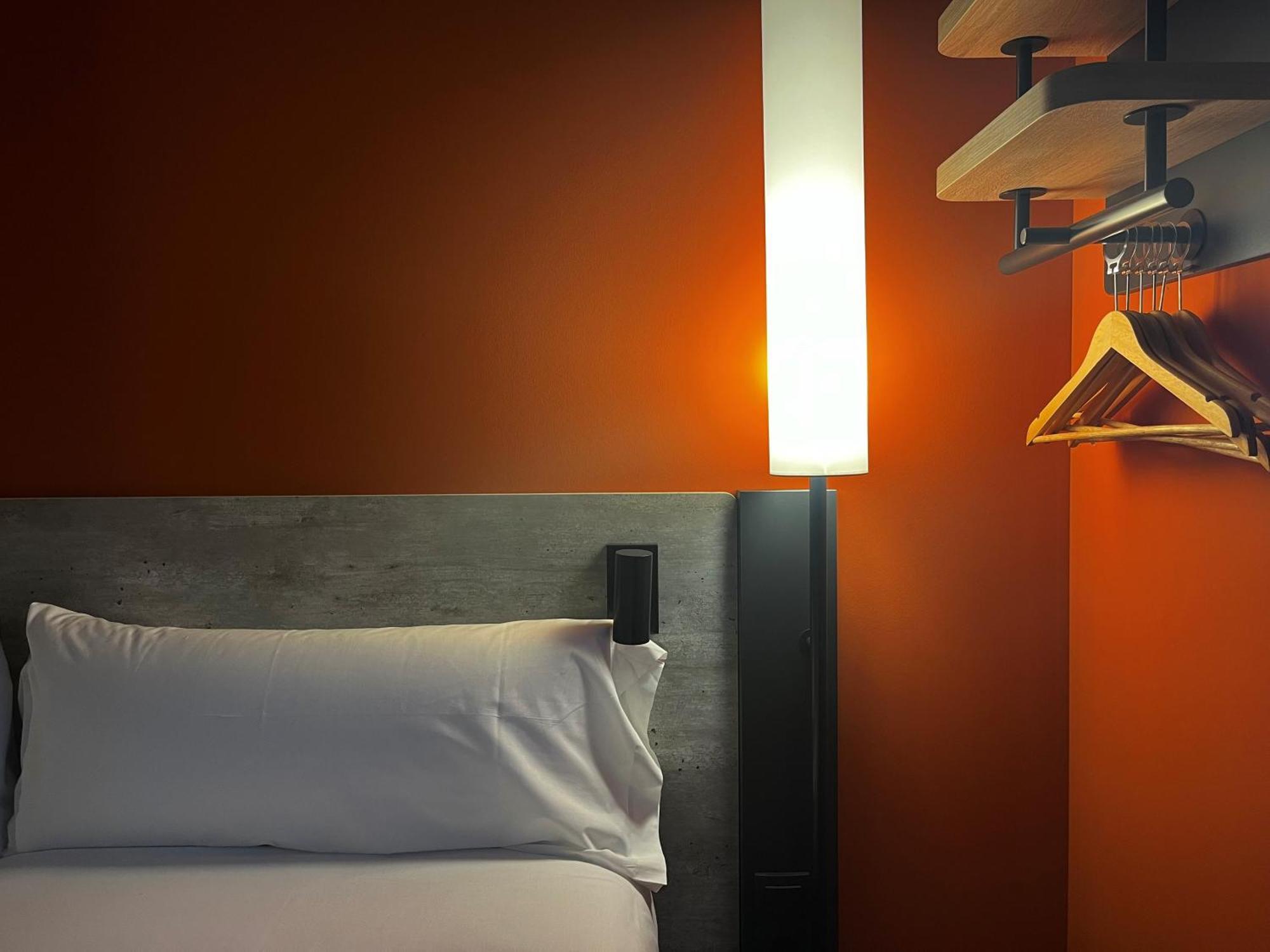 Ibis Budget Madrid Aeropuerto Exterior photo