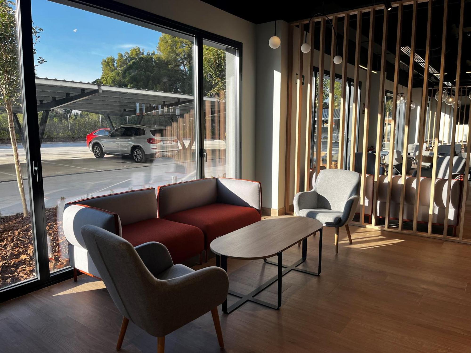 Ibis Budget Madrid Aeropuerto Exterior photo