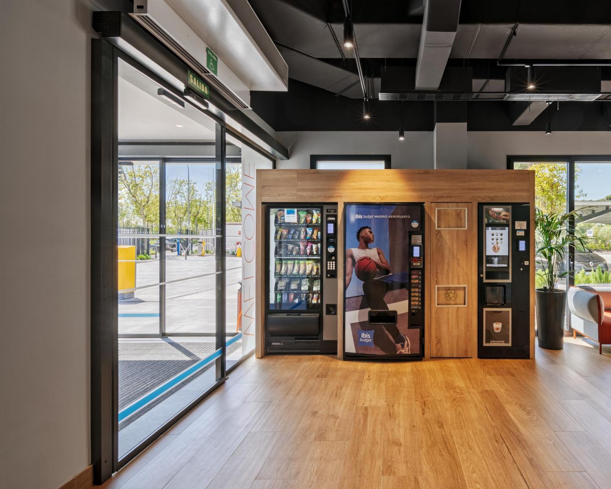 Ibis Budget Madrid Aeropuerto Exterior photo
