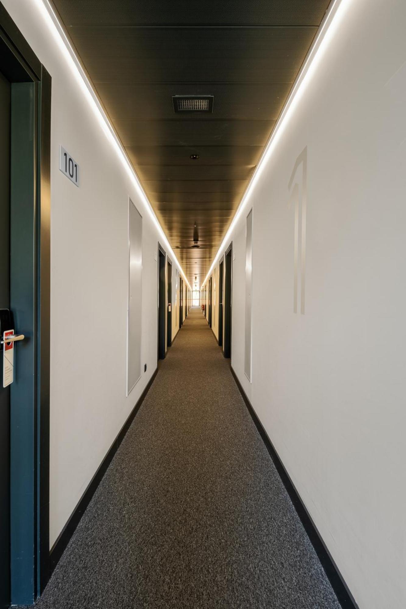Ibis Budget Madrid Aeropuerto Exterior photo