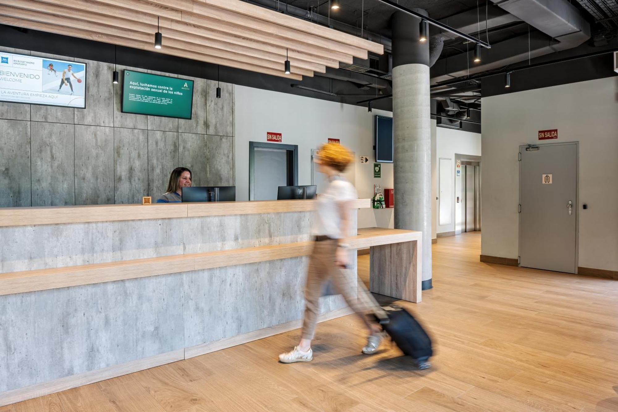 Ibis Budget Madrid Aeropuerto Exterior photo